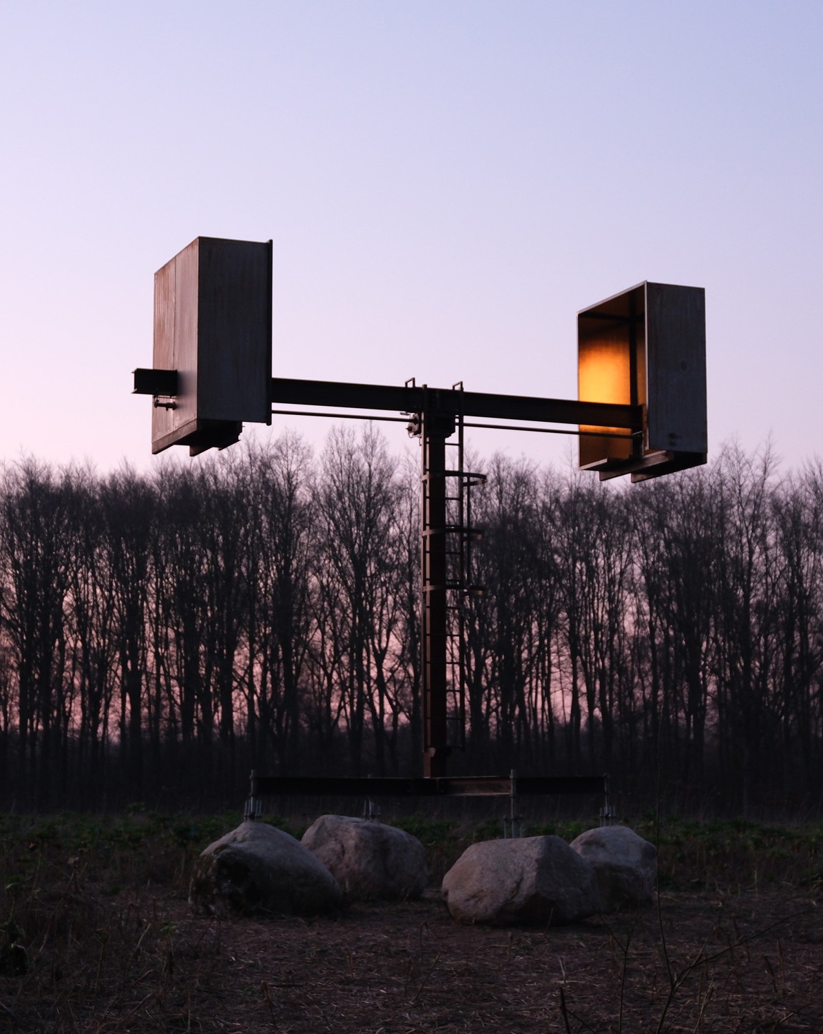 De-Vice — steel and gold elevated structure